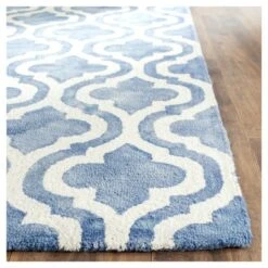 Hailie Quatrefoil Design Area Rug - Safavieh